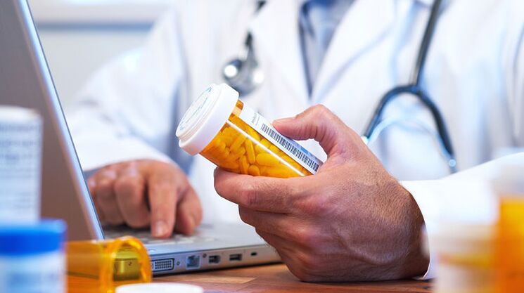 O médico prescreve um remédio para prostatite